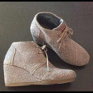 Toms desert taupe wedge. Cheetah print. Size 7.